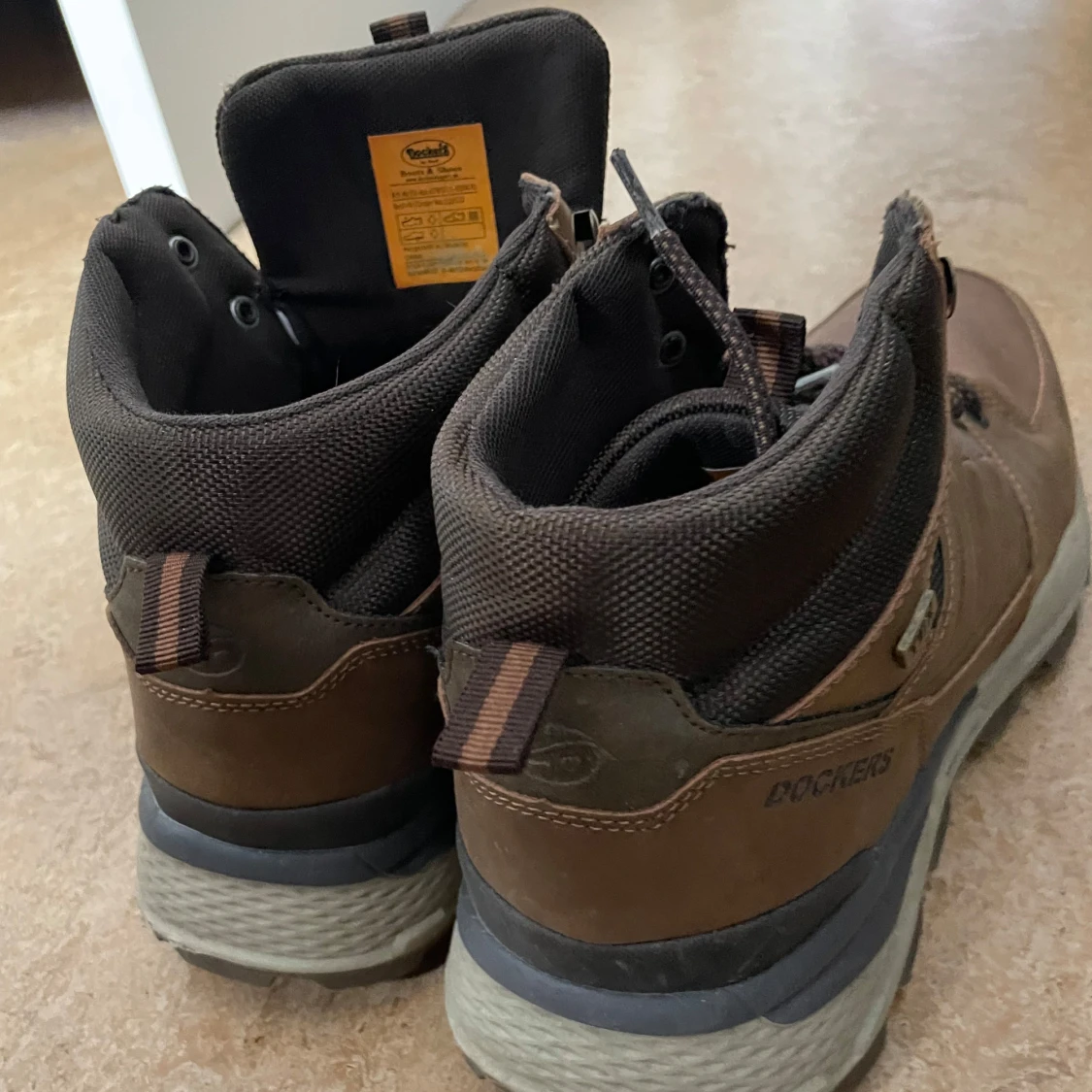 Bruna kängor från Dockers - 1