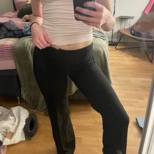 Svarta kostymbyxor - Snygga kostymbyxor som är mid waist och har en rak passform. De är tillverkade i ett mjukt och bekvämt material som ger en skön känsla hela dagen. Säljer då jag inte använder.