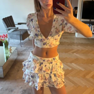 Blommig croppad blus - Så fin sommar topp💕💕