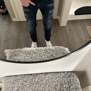 Mörkblå jeans från Replay - Snygga mörkblå jeans från Replay med en klassisk femficksdesign. Jeansen har en lätt tvättad look och är tillverkade i ett slitstarkt denimtyg. Perfekta för en avslappnad stil.skriv till mig för fler bilder storleken är w30 l32