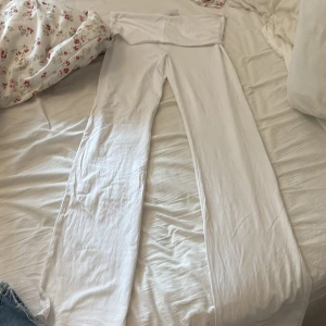 Vita leggings från Gina Tricot - Säljer ett par vita yogapants från Gina Tricot. De är mjuka och bekväma med en elastisk midja. Perfekta för en avslappnad stil eller som basplagg i garderoben. Som NYA!! 