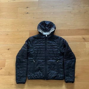 Vändbar jacka Kevin’s - Använd men har massor kvar att ge, vet ej storleken men tror det är större small! Passar dotter som är 171 lång även mig som är 169 och väger 72 kg! Den vita sidan är ej vit på ställen där det brukar nötas, men har inte försökt ta bort vid tvätt, några trådar lossnat ( se bild)! Muddar noppriga men går att ta bort med nopp maskin! Säljes i använt skick men hade behållit den om vi inte hade  för många jackor