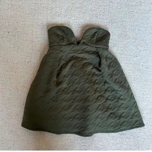 Grön axelbandslös klänning - Snygg grön axelbandslös klänning med quiltad textur.❣️ 