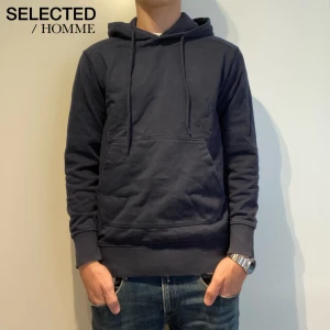 Selected homme Hoodie  - Riktigt snygg selected homme Hoodie i mörkblå färg | nypris ca 700 vid snabb affär 199kr| färgen stämmer överens med första bilden | bra skick | person på bild ca 180