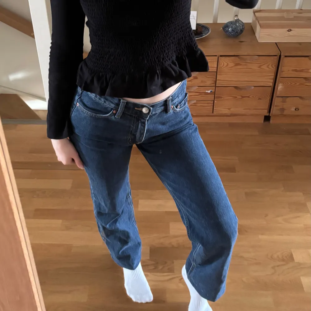 Snygga blå jeans från Gina Tricot med en klassisk femficksdesign. De har en normal passform och är perfekta för en avslappnad stil. Jeansen har en knappgylf och är tillverkade i ett slitstarkt denimtyg.. Farkut & Housut.