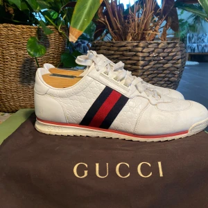 Gucci Trainers Vita  - Gucci Trainers i vitt läder. Blå/röda loggan med GG monogram ingraverat i lädret. Riktigt fräscha, sällsynta och unika. Storlek 42. Nypris 8400kr. Dustbag medkommer. Vid frågor eller mer bilder kontakta mig i DM! 