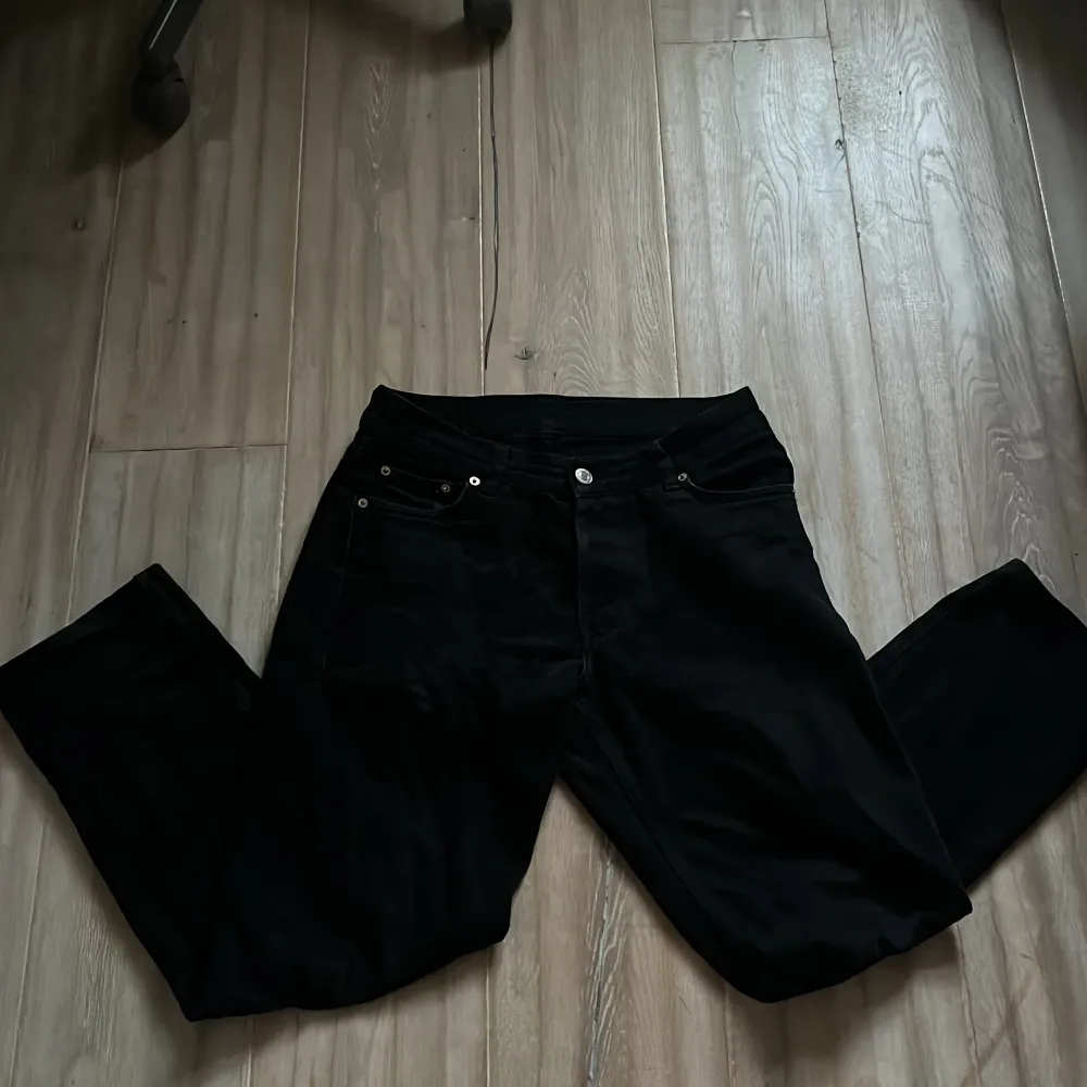Snygga svarta byxor från Sweet Skids med klassisk design. De har en normal passform och är perfekta för en stilren look. Byxorna har knappar och dragkedja framtill.. Farkut & Housut.