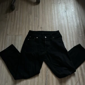 Svarta byxor från Sweet Skids - Snygga svarta byxor från Sweet Skids med klassisk design. De har en normal passform och är perfekta för en stilren look. Byxorna har knappar och dragkedja framtill.