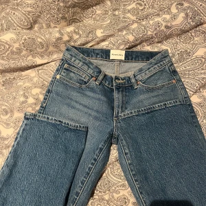 Blå jeans från Abrand Jeans - Snygga mörkblå jeans från Abrand Jeans med en klassisk straight fit. De har en låg midja och är perfekta för en avslappnad stil. Jeansen har fem fickor och en traditionell dragkedja med knapp framtill. Använda få gånger, inga defekter