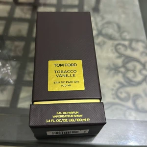 Tom Ford Tobacco Vanille Eau de Parfum - Lyxig parfym från Tom Ford med en rik och varm doft av tobak och vanilj. Flaskan innehåller 100 ml Eau de Parfum, perfekt för den som älskar djupa och kryddiga dofter. Säljer då den är inte min stil 
