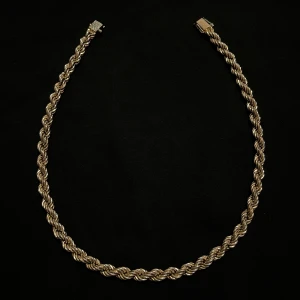 Kejsar Cordell halsband 10mm - 18K guldpläterad - Elegant cordell halsband/kedja från Kejsar med en tjocklek på 10mm, pläterad i 18K guld. 60cm lång, perfekt för att ge en lyxig touch till din stil. Pläteringen har börjat fadea lite men det är inget som stoppar den från att spicea upp outfiten och göra ett intryck.