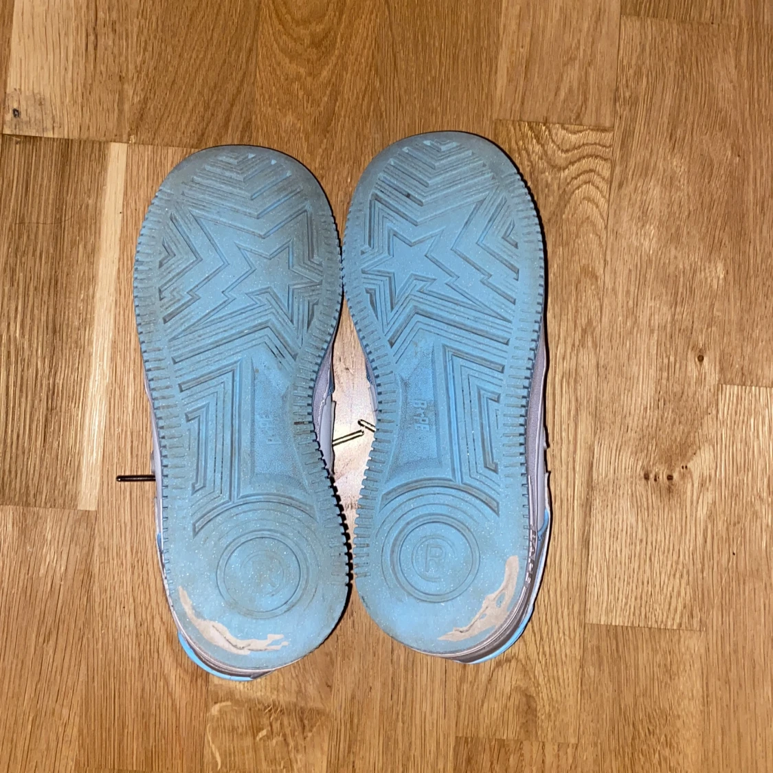 Blå och vita sneakers från Bape - 3