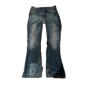 Nudie flare jeans - They look a lil wonky men har fire passform onbody