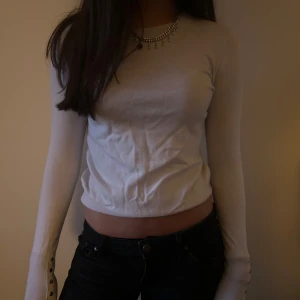 Vit långärmad tröja med knappar - Skit snygg tröja, perfekt basic plagg