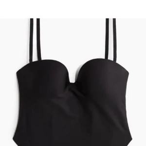 Svart topp med avtagbara axelband - Säljer nu min fina slutsålda topp från hm lik bodyn som är helt slutsåld även. 