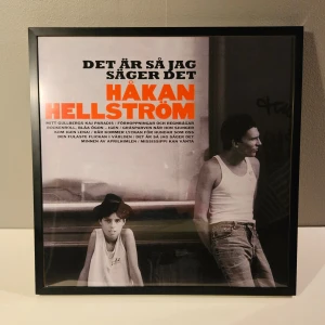 Håkan Hellström - Albumaffisch, 31.5x31.5cm - Håkan Hellström - Det är så jag säger det albumaffisch, 31.5x31.5cm  Helt ny - Passar bra i IKEAs tavelram Lomviken!  Skickas i papprulle - Ramen ingår inte!