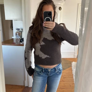 Mönstrad stickad tröja  - Säljer denna mönstrade stickade tröja från weekday!!❣️❣️💘 