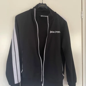 Svart Palm angels tröja - Palm angels tröja använd 10 gånger ish, mycket bra skick. Säljer då den inte passar mig. Äkta. 