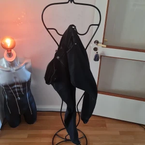 Svarta jeans från Burberry - Snygga svarta jeans från Burberry med klassisk design. De har en stilren look med knapp och dragkedja framtill. Perfekta för en stilmedveten garderob. OPS inga fram fickor (för den som gillar att sy)