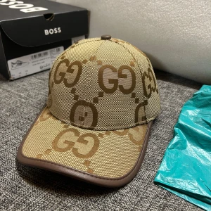 Keps - Perfekta kepsen för dig som vill toppa din outfit med klass, finns inte mycket att beskriva utan kan säga så att bilderna tallar för sig själva🥰