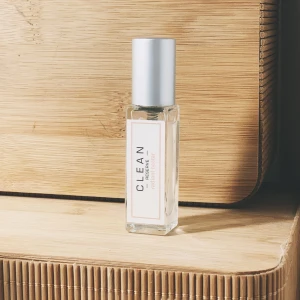Clean Reserve Radiant Nectar EdP - En ljus och inbjudande Eau de Parfum med en fräsch Citrus Green-doft. Toppnoter av päronnektar, hjärtnoter av ambrette och tobaksblomma, samt basnoter av orrissmör och vitt cederträ. Perfekt för den som söker en vegansk parfym med en unik doftprofil.