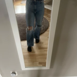 Blå jeans med slitningar från G Perfect Jeans - Snygga blå jeans med slitningar på knäna från G Perfect Jeans. De har en klassisk femficksdesign och en bekväm passform. Perfekta för en avslappnad stil. Används 1 gång och har sytt upp dom för att dom vart för långa