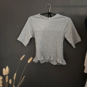 Smockad topp - Säljer min smockade topp från hm då jag har en likadan i annan färg. Använd en gång ❤️