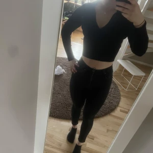 Svart croppad tröja från Bershka - Säljer en svart croppad tröja från Bershka med v-ringning. Tröjan har långa ärmar och är perfekt för en trendig look. Passar bra till både jeans och kjol. Perfekt för höst och vår! Tröjan har används någon enstaka gång.