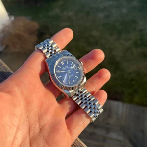 Seiko - datejust mod  - En elegant seiko - datejust mod i nybyggt skick | klockan har safirglas fram, vilket garanterar reptålighet | klockan är utrustad med ett aromatiskt urverk. | 39 mm | vid frågor och funderingar finns jag i DM 📩Mvh luxmods PRISET KAN DISKUTERAS