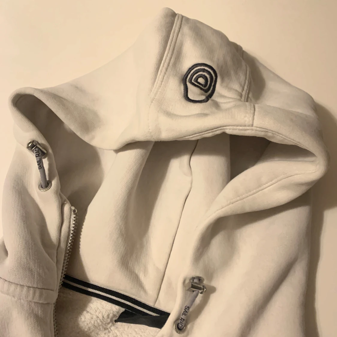 Vit hoodie från Sail Racing - 2