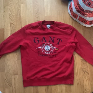 Röd sweatshirt från GANT - Riktigt fin Gant tröja. Ser ny ut