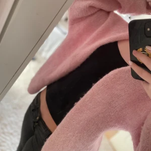 Rosa stickad kofta - Mysig rosa stickad kofta med långärmad design. . Koftan har en enkel och klassisk look som passar till många olika outfits. Från Lindex i storlek XS