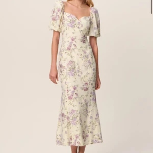 Adoore klänning  - Super fin klänning från adoore! Endast använd en gång och säljs pågrund av att den tyvärr har blivit för stor för mig! Köptes förra sommaren, ny pris är 1700kr! Fråga gärna efter fler bilder 