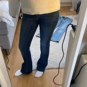 Blå bootcut jeans  - Snygga blå bootcut jeans från ONLY. Små defekter i slutat av byxan, då dem e uppsydda 