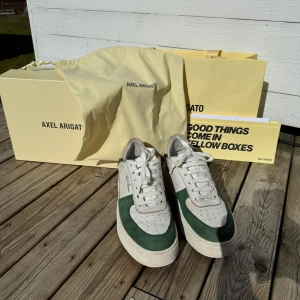  Axel Arigato Orbit sneakers - Axel Arigato Orbit sneakers i storlek 42. Lite  Tecken på användning finns men i övrigt är skorna i fräscht skick :)
