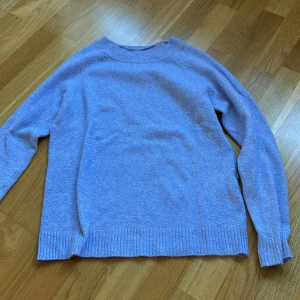 Ljusblå stickad tröja från Vero Moda - Säljer en ljusblå tröja från Vero Moda. Bra skick❤️