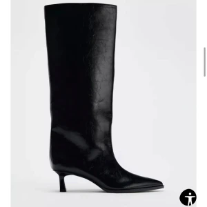 Svarta stövlar med klack - Eleganta svarta stövlar i skinn med spetsig tå och låg klack från zara! Sååå snygga till fest! Säljer då de inte kommer till användning, bara använda 1 gång🥰Nypris 700 kronor, pris kan diskuteras! 
