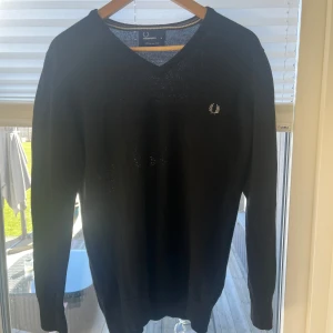 Svart tröja i merinoull från Fred Perry - Säljer en stilren svart v-neck tröja från Fred Perry i 100% merinoull. Skicket är i princip som nytt utan några defekter. Storleken är M och den sitter ganska slim. Hör av dig vid frågor! Pris kan diskuteras vid en snabb affär!