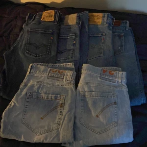 Replay och Dondup bulk - 1x Dondup Music, 1x Replay Anbass, 1x Replay Rocco, 1x Replay Jeans okänd modell‼️   Märke: Replay och Dondup 🏷️   Storlek: 29-34📏   Passform: Slim fit på de flesta 📌   Skick: ⭐️7.5-10/10⭐️   Fraktar: Inom 1 dag 📦  Separat pris: 2300 kr💸  Bulkpris: 1500 kr🤝 (Andra från vänster samt höger nere är såld)