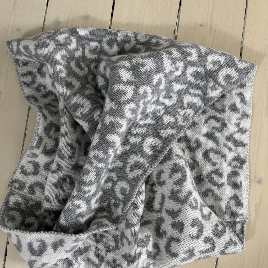 Grå leopardmönstrad buff - 1