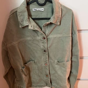 Grön jeansjacka - Superfin populär jacka från Zara. Perfekt nu till våren. Den är i storlek L men passar även M☺️