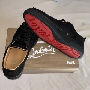 Christian Louboutin - Svarta skor från Christian Louboutin med nitar på ovansidan och den ikoniska röda sulan. Skorna har en stilig design som sticker ut, dom är väldigt snygga och använda bara ett par gånger vilket man bara märker på sulan under. Dom är fina nu till våren och perfekt till sommaren.
