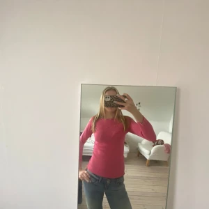 Rosa långärmad topp - Säljer en snygg rosa långärmad topp. Perfekt för en casual look eller att klä upp med accessoarer. Toppen har en enkel och stilren design. Är offshoulder 