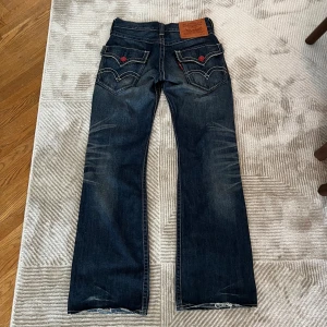 Levis 507 Bootcut - Priskoll på dessa sjukt snygga true religion-liknande japanska bootcut Levis. Förutom lite heelbite och fläckar vid ena låret så är de i bra skick. Som sagt så är detta bara en priskoll och inte helt säkert att ja säljer dem, så därav priset. Hör av er vid ytterligare frågor!