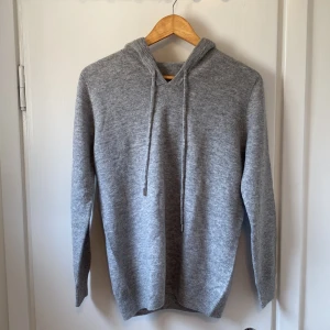 Grå Merinoull Hoodie - Tjena, säljer en riktigt snygg merino hoodie i storlek M (passar S). Tröjan är endast testad och är i nyskick. Perfekt för svala kvällar på sommaren ☀️🌬️Hör av dig vid frågor om storlek eller annat. //Ruben