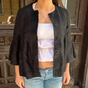 Trekvartsärmad svart kappa - Så fin tunn trekvartsärmad kappa med snygga armar som passar super bra till våren🥰🌸