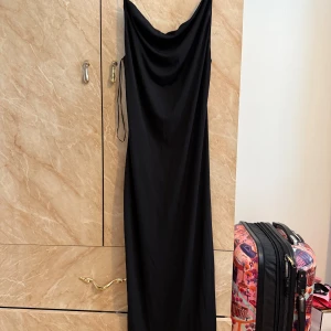 Zara klänning - Klänningen är använt en gång vid ett fancy middag och är fortfarande i jätte bra/ny skick. Dock kommer den inte längre till användning.