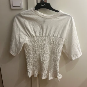 Vit trendig tröja från H&M - Säljer en vit topp från H&M då den inte kommer till användning 🩷