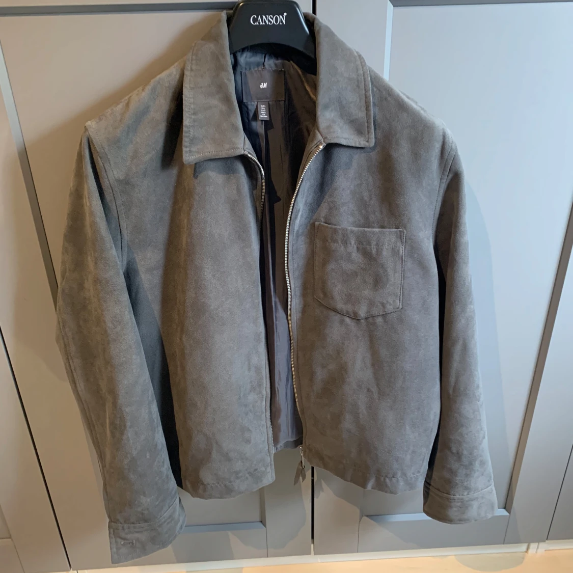 Grå mockajacka från H&M