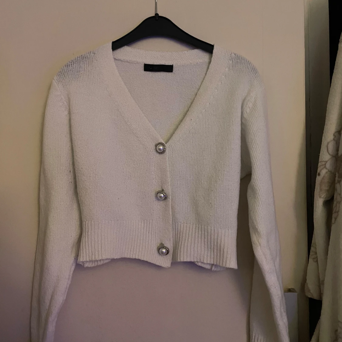 Vit croppad kofta med pärlknappar